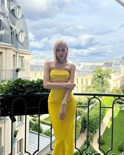Lalisa Manobal yeni bej platin saçlarıyla karşınızda! Blackpinkin Lisasına geçer not verdiniz mi?
