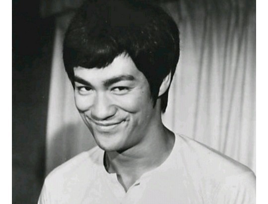 Bruce Lee tam bir dövüş makinesi değil mi?