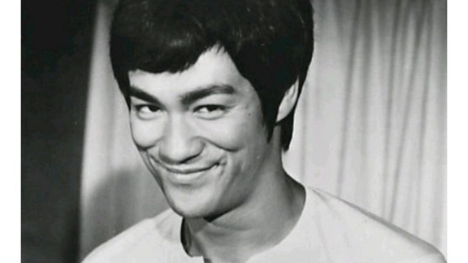Bruce Lee tam bir dövüş makinesi değil mi?