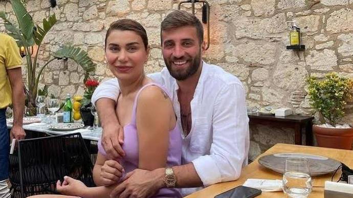 Alparslan Öztürkün eşi Ebru Şancı: Kocam para karşılığında kadınlarla yemek yiyebilir. dedi. Ne düşünüyorsunuz?
