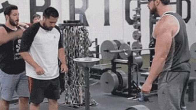 Spor salonunda erkekler neden garip sesler çıkarıyor?