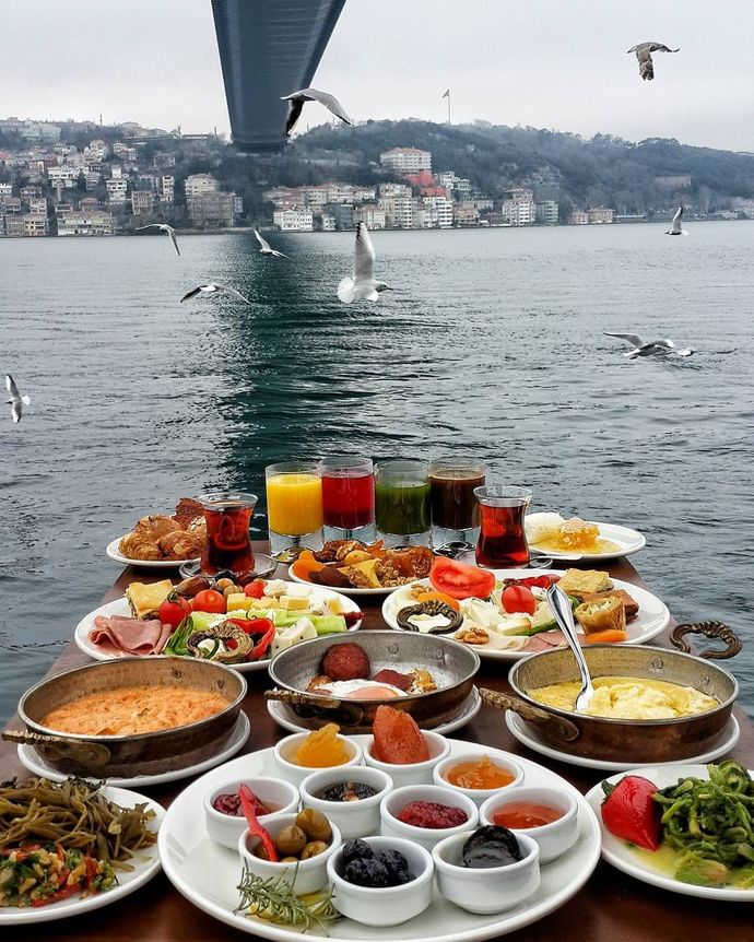 Kahvaltıda menemen mi, börek mi tercih edersin?