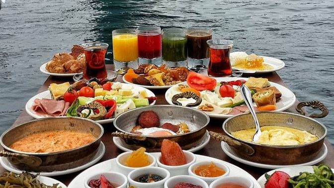 Kahvaltıda menemen mi, börek mi tercih edersin?