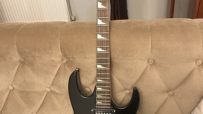 Gitara yeni başlayacağım ilgili olanlar yardımcı olabilir mi?