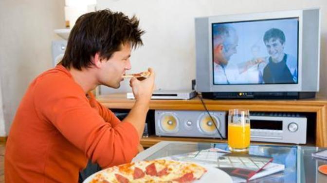 Akşam yemeği yerken müzik mi dinlersin, televizyon mu izlersin?