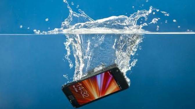 Vay anasını avradını sayın seyirciler el yapsa neler yaparsın evlat yapınca bişey denmiyor telefonunuzu yıkayana tepkiniz ne olur?