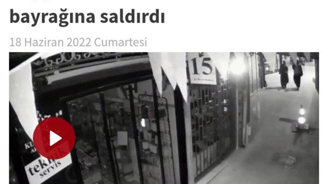 Trabzon’da sarıklı ve cüppeli iki kişi, Atatürklü Türk bayrağına saldırmış duydunuz mu?