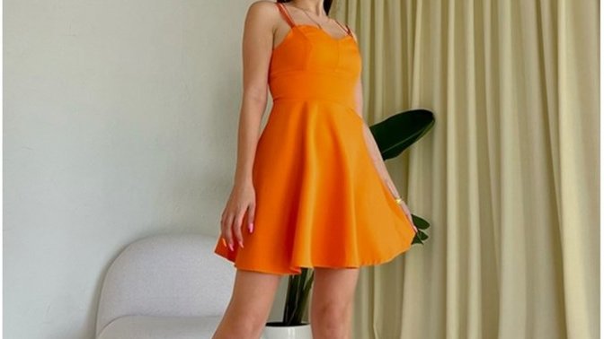 Görseldeki turuncu elbiseye hangi renk ayakkabı olur; yeşil mi, koyu mavi mi?