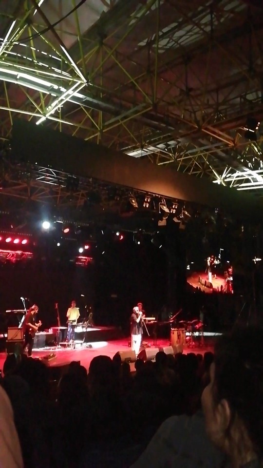 Konsere gitmek mi tam senlik yoksa evde kendi konserini vermek mi?