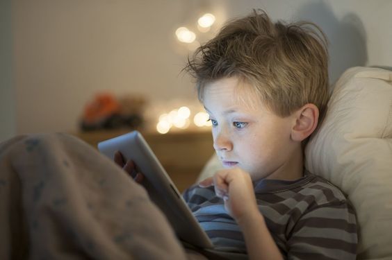 Her çocuğun elinde bir tablet/telefon var. Bunu yapmak ne kadar doğru?
