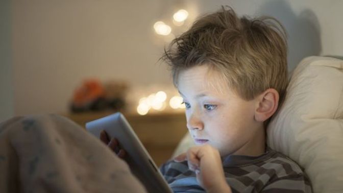 Her çocuğun elinde bir tablet/telefon var. Bunu yapmak ne kadar doğru?