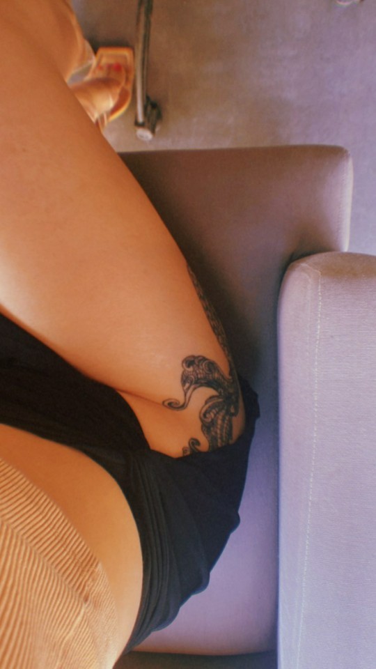 Yırtmacın altından görülen dövme seksi duruyor mu?
