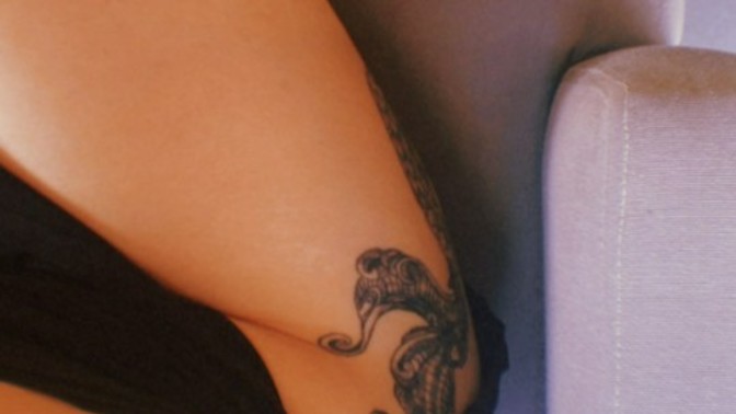 Yırtmacın altından görülen dövme seksi duruyor mu?