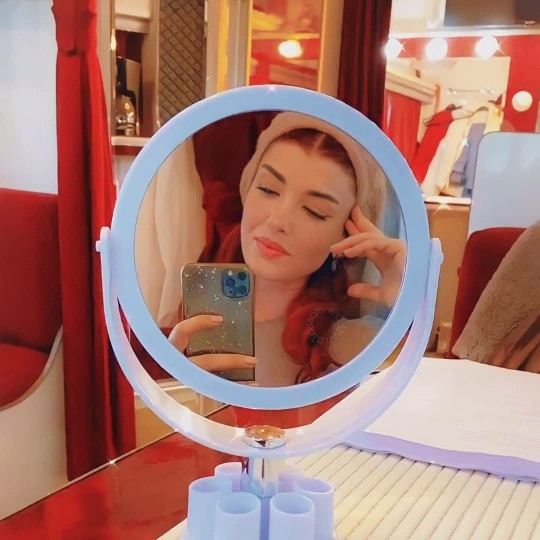 Aynanın karşısına geçtiğinde, kendine kurduğun bir cümle söyler misin?