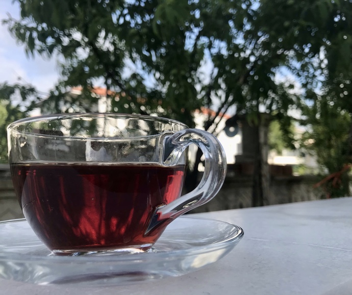Çayı açık mı seversin, demli mi?