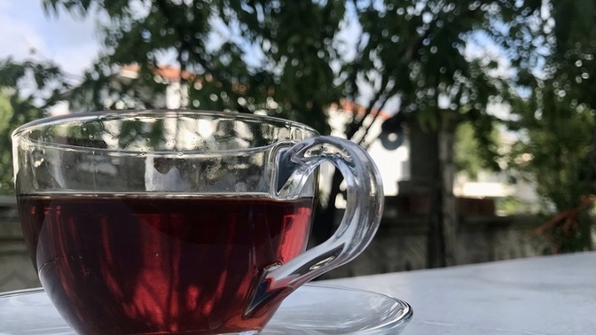 Çayı açık mı seversin, demli mi?