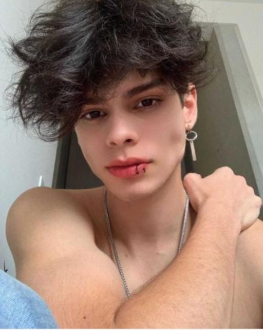 Piercingli erkek itici mi çekici mi?