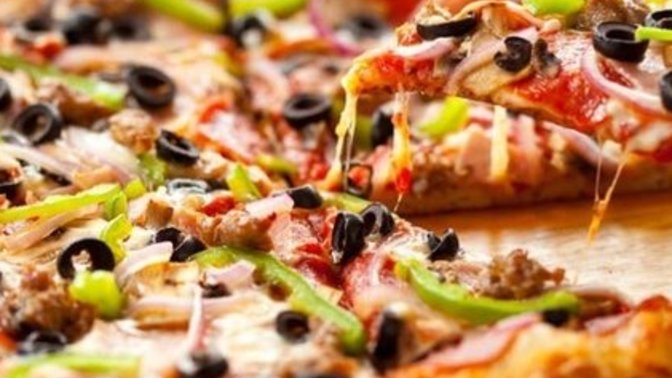 Pizza bıçak ve çatalla mı yoksa elle mi yenmeli?