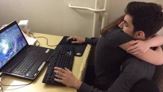 Sizce evli bir insanın online oyunlar oynaması doğru mu?