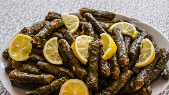 Lahana sarması mı, yaprak sarması mı favorin?