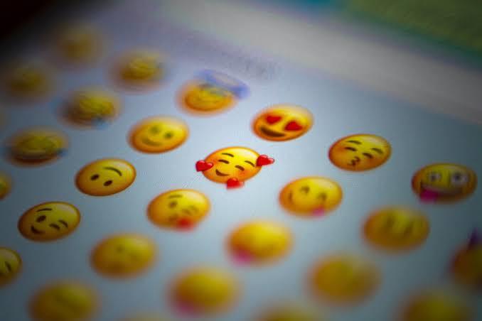 Mesajlaşırken emoji mi kullanırsınız random mu?