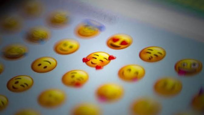 Mesajlaşırken emoji mi kullanırsınız random mu?