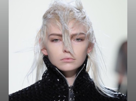 Bu saç modeli burnu kaşındırmaz mı?