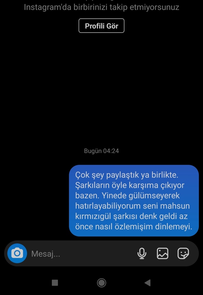 Seni bu saate kadar uyutmayan ne sizin de var mı her şarkıda aklınıza geleniniz yazmak isteyip yazamadığınız unutacak mıyız bi gün?