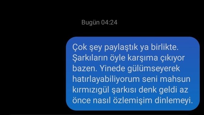 Seni bu saate kadar uyutmayan ne sizin de var mı her şarkıda aklınıza geleniniz yazmak isteyip yazamadığınız unutacak mıyız bi gün?