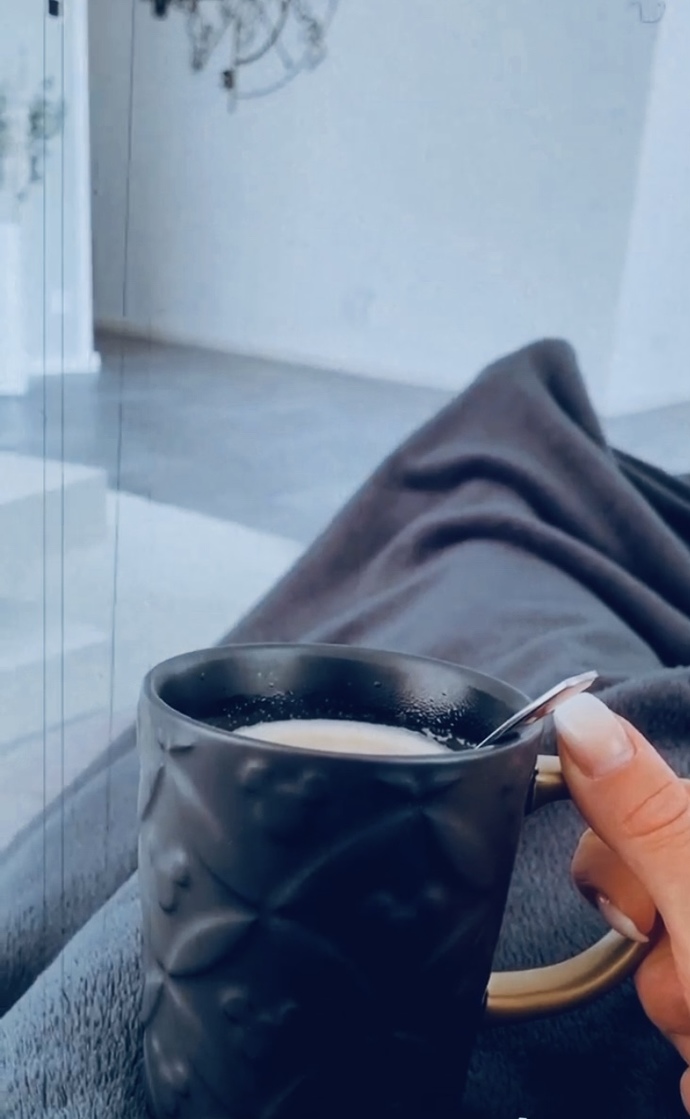 Hasta mısın kızım yine 🥹 Neyse kahveler içildi mi? ☕️🌸