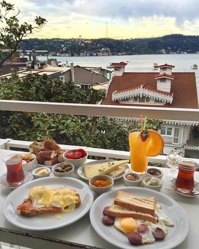Şu an nerede ve kimle kahvaltı etmek isterdiniz?