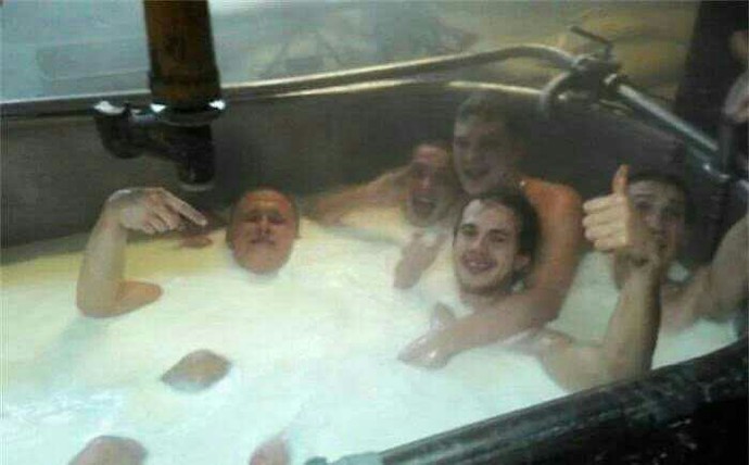 Süt banyosu yapan insanlar görgüsüz müdür?