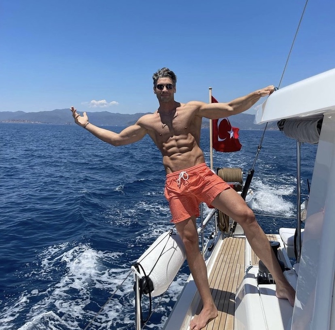 Kaslar yarışıyor! Kaslarıyla bizi mest eden ünlü erkeklerden hangisini beğendiniz🔥?