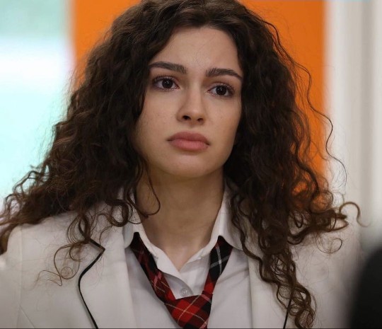 Kıvırcık saçlı kızlar seksi midir şirin mi?