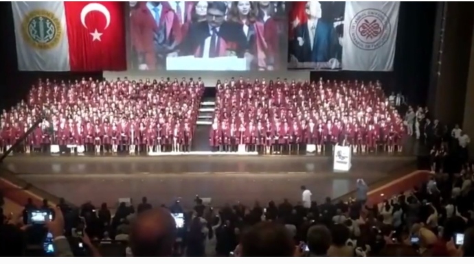 Çapa tıp öğrencilerinin, Hekimlik Andı’ndaki ‘ci**el yönelim’ sansürü hakkında ne düşünüyorsunuz?