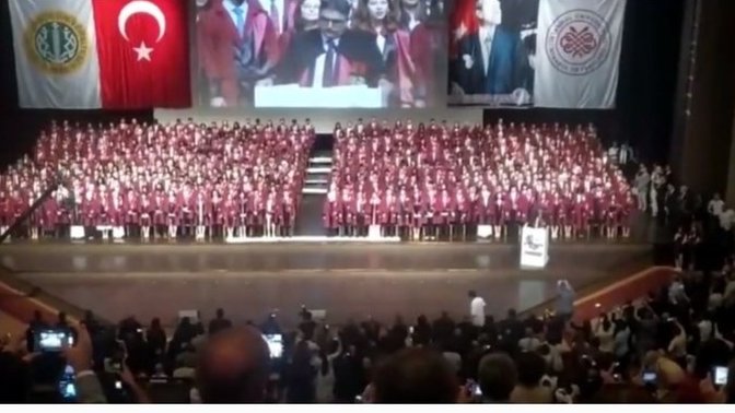 Çapa tıp öğrencilerinin, Hekimlik Andı’ndaki ‘ci**el yönelim’ sansürü hakkında ne düşünüyorsunuz?