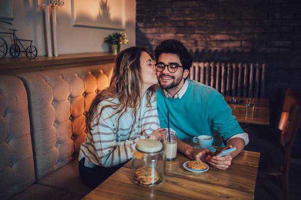 Tanımadığınız biri ile bir sebeple her gün karşılaşsanız, ilginizi çekmeyi başarır mı?