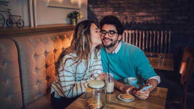 Tanımadığınız biri ile bir sebeple her gün karşılaşsanız, ilginizi çekmeyi başarır mı?