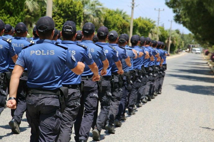 Mahalle veya apartman komşularınızdan birisi polis olunca kendinizi daha güvende mi hissediyorsunuz?
