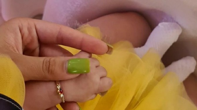 Bu el niye bu kadar minnak?