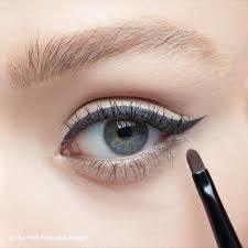 Sizce eyeliner her kıza yakışır mı?