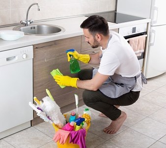 Erkek eşine ev işlerinde yardım etmeli mi?