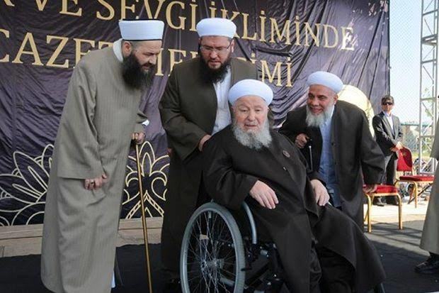 Mahmut Ustaosmanoğlu vefat etti cenazesi büyük ilgi gördü siz ne düşünüyorsunuz?