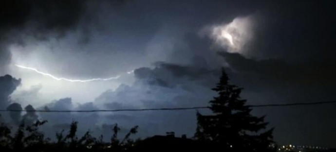 Firtina , Simsek , Yildirim ve yağmur gece sizi korkutur mu? Açıklamayı da okursanız sevinirim?