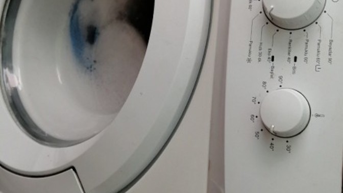 Çamaşır makinesi su akıtıyor ve köpüklü bırakıyor?