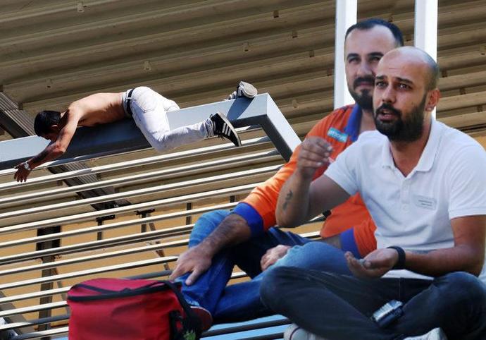 İntihar eden genci çekirdek yiyerek izlediler! Sen olsan ne yapardın?