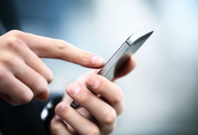 Sevgilinizin telefonuna mesaj gelse ve sevgiliniz yanınızda değil, bu durumda çaktırmadan mesajı okurmusunuz?