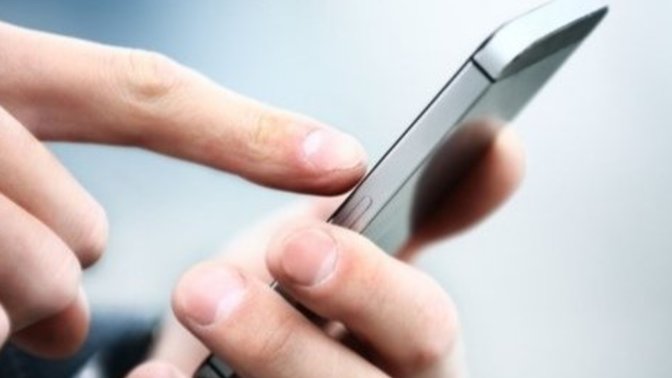 Sevgilinizin telefonuna mesaj gelse ve sevgiliniz yanınızda değil, bu durumda çaktırmadan mesajı okurmusunuz?