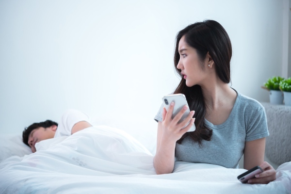Sevgilinizin telefonunu karıştırır mısınız?