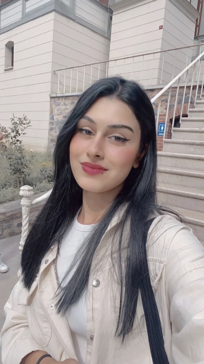 Hangisi daha güzel çekici bahar mı Gülay mı?
